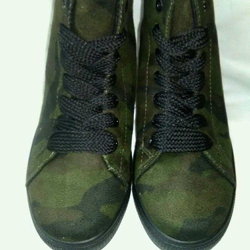 Helium Camo Hi top Sneakers nwot